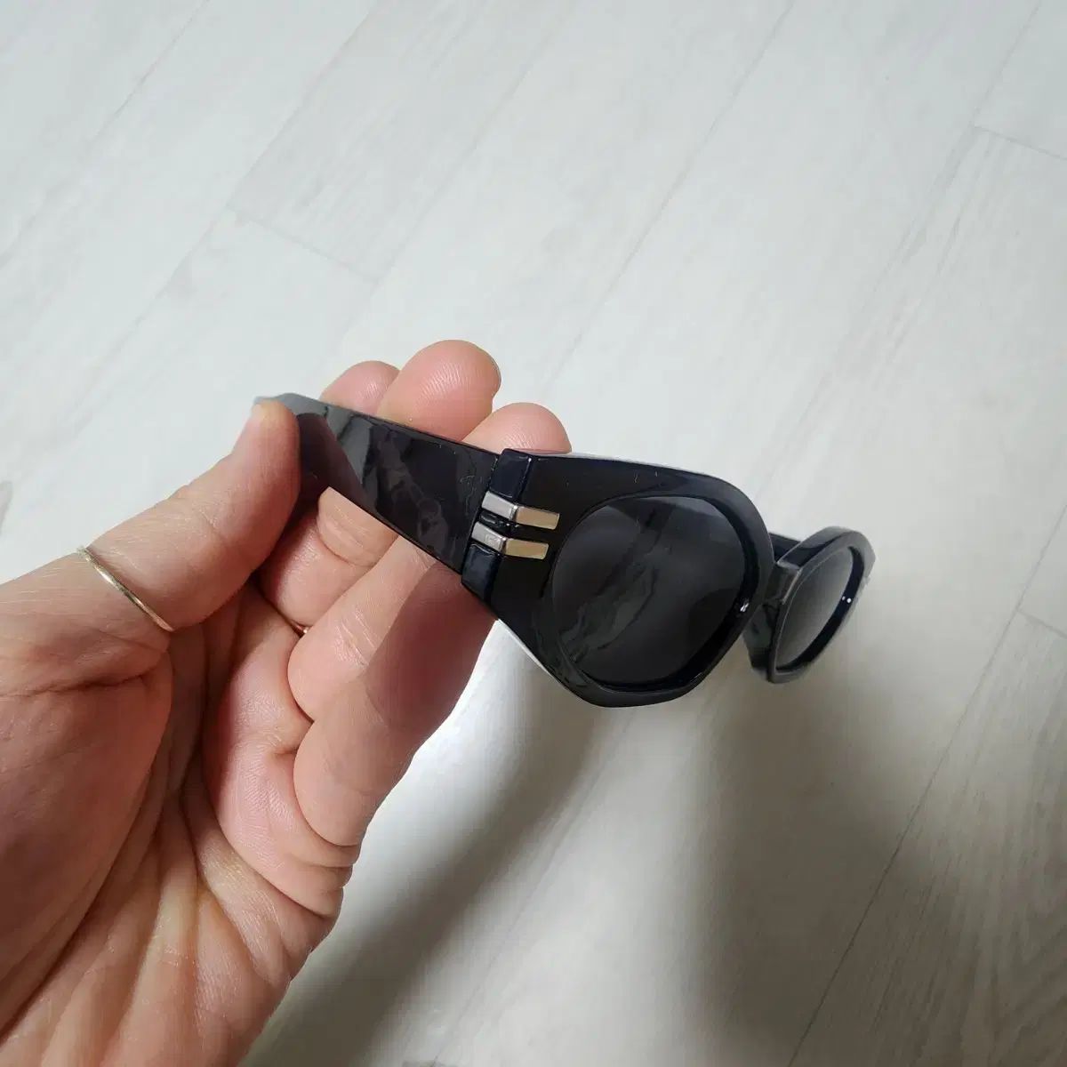 ブラック キャットアイサングラス ケース付き ブラック キャットアイ サングラス - メルカリ