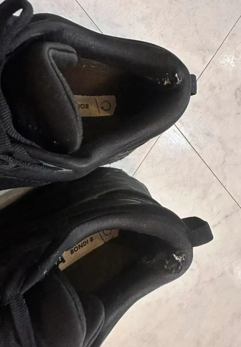 ホカオネオネ ボンダイ8