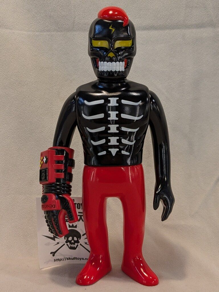 SKULL TOYS PUNKDRUNKERS GUY-2 黒成型/赤ズボン/黄色目 - メルカリ