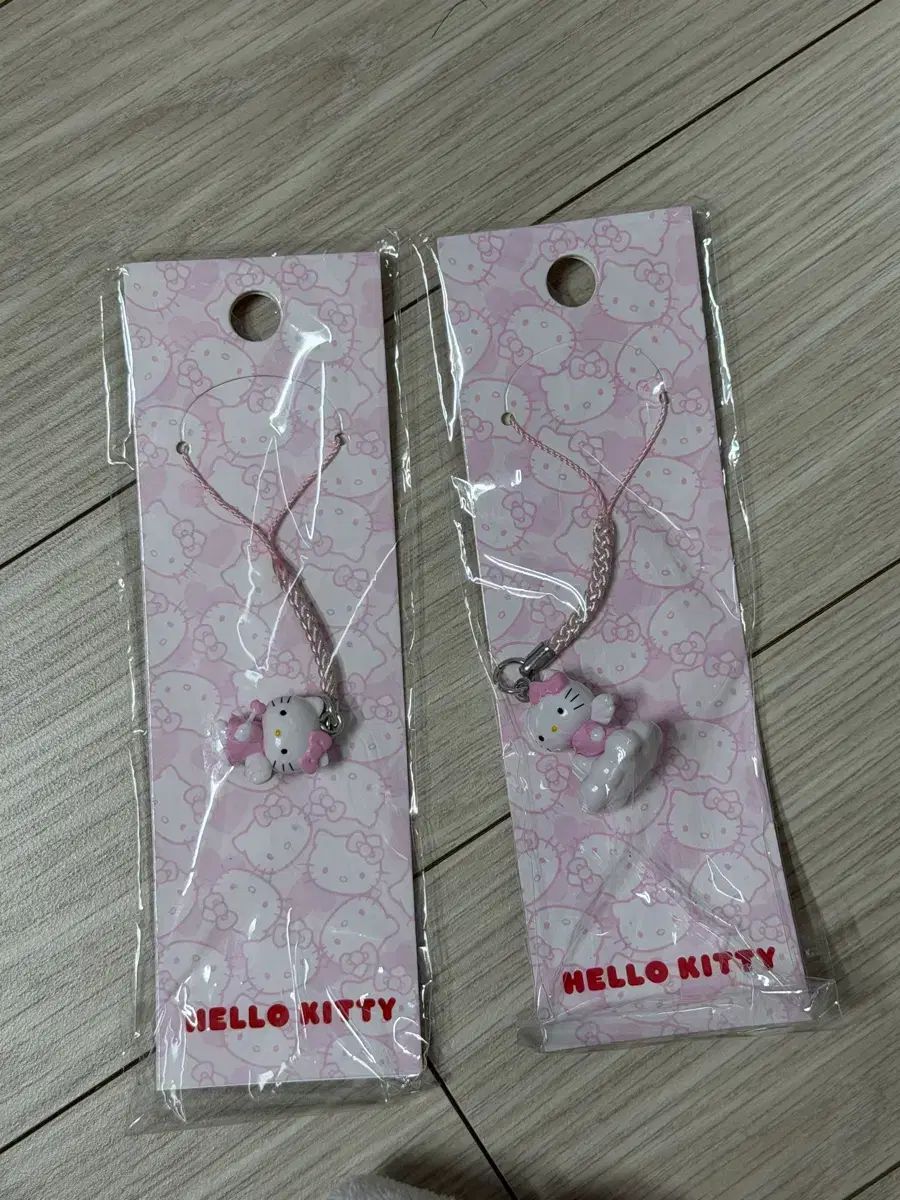 ハローキティ 雲に乗ったキティー ストラップ 50周年限定版 u0026 エンジェル キーホルダー (50周年)