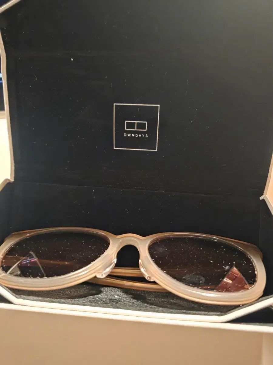 オンデイーズ ウェリントン サングラス アイボリー ケース含む 日本