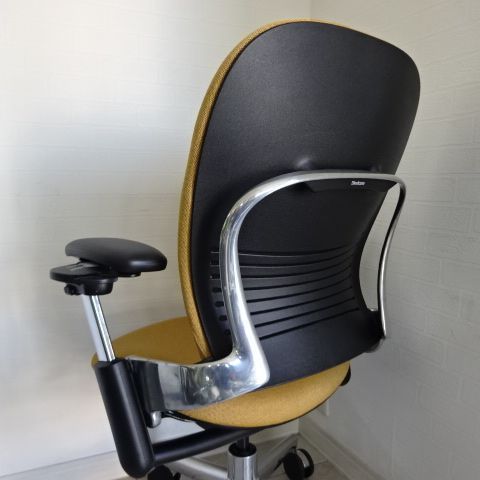 Steelcase社 （アメリカ）人気のリープチェア 高級オフィスチェア