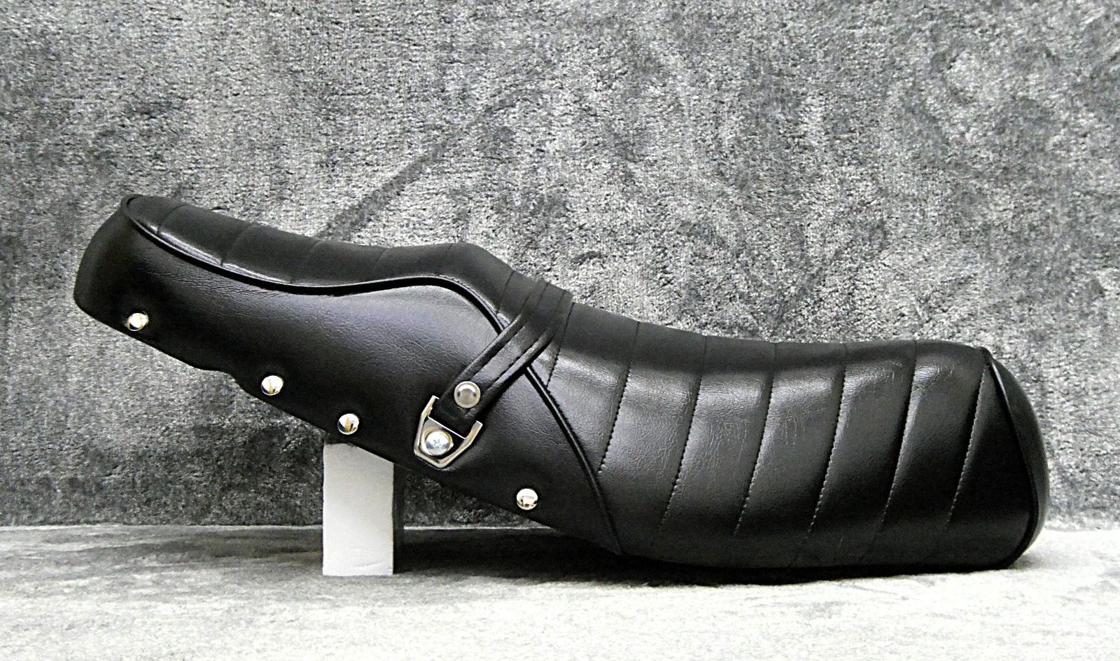 アドレスV 125鋲打ち 黒皮 タックロールシート 完成品BLACKブラックV 125 G黒CF 46 Aあんこ抜きCF 4 EAローダウンシートADDRESS防水 へっぽこ社長 チューブレスホイール シート 