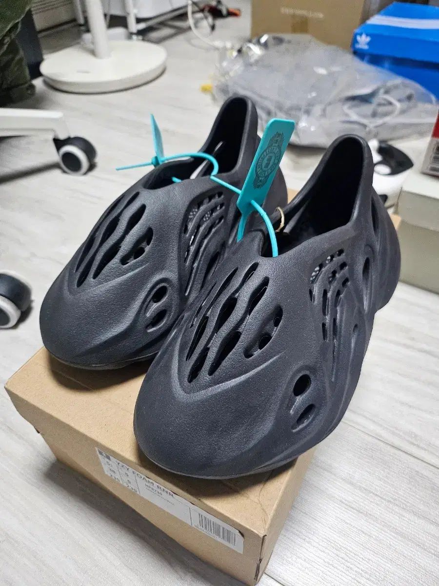 adidas イージー フォーム ランナー オニキス 235 スリッパ HP 8739