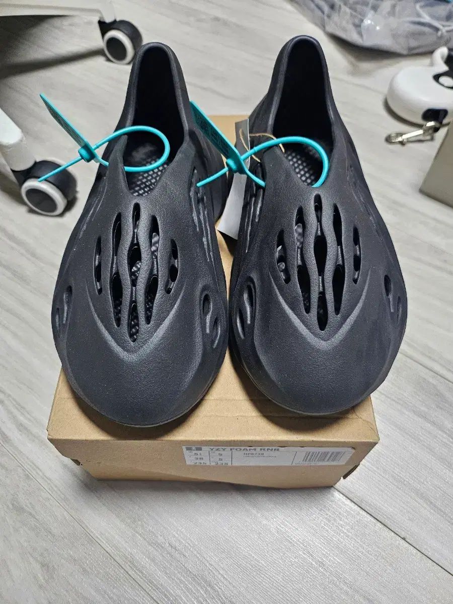 adidas イージー フォーム ランナー オニキス 235 スリッパ HP 8739