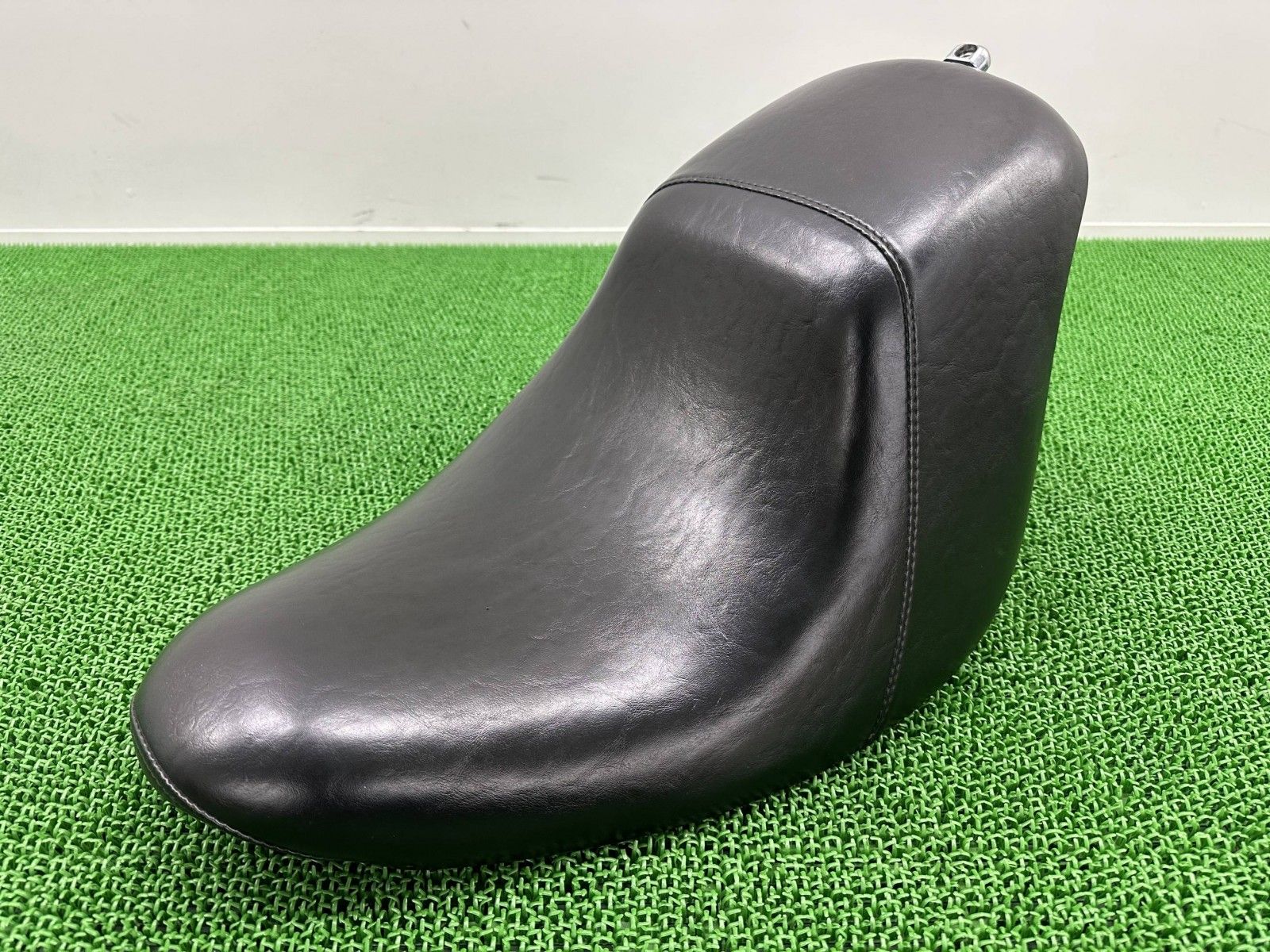 ラペラ製ソフテイル シート 社外 バイク 部品 ハーレー LePera ベアボーンズ アップフロントソロシート FXST FLSTF Id