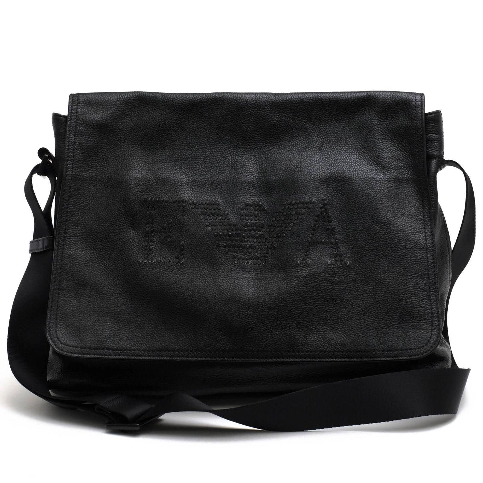 アルマーニ EMPORIO ARMANI バッグ ショルダーバッグ 鞄 メンズ 男性 男性用 レザー 革 本革 ブラック 黒 YEMC 36 YH 033 EAイーグルロゴ スタッズ シボ革 シュリンクレザー メッセンジャーバッグ