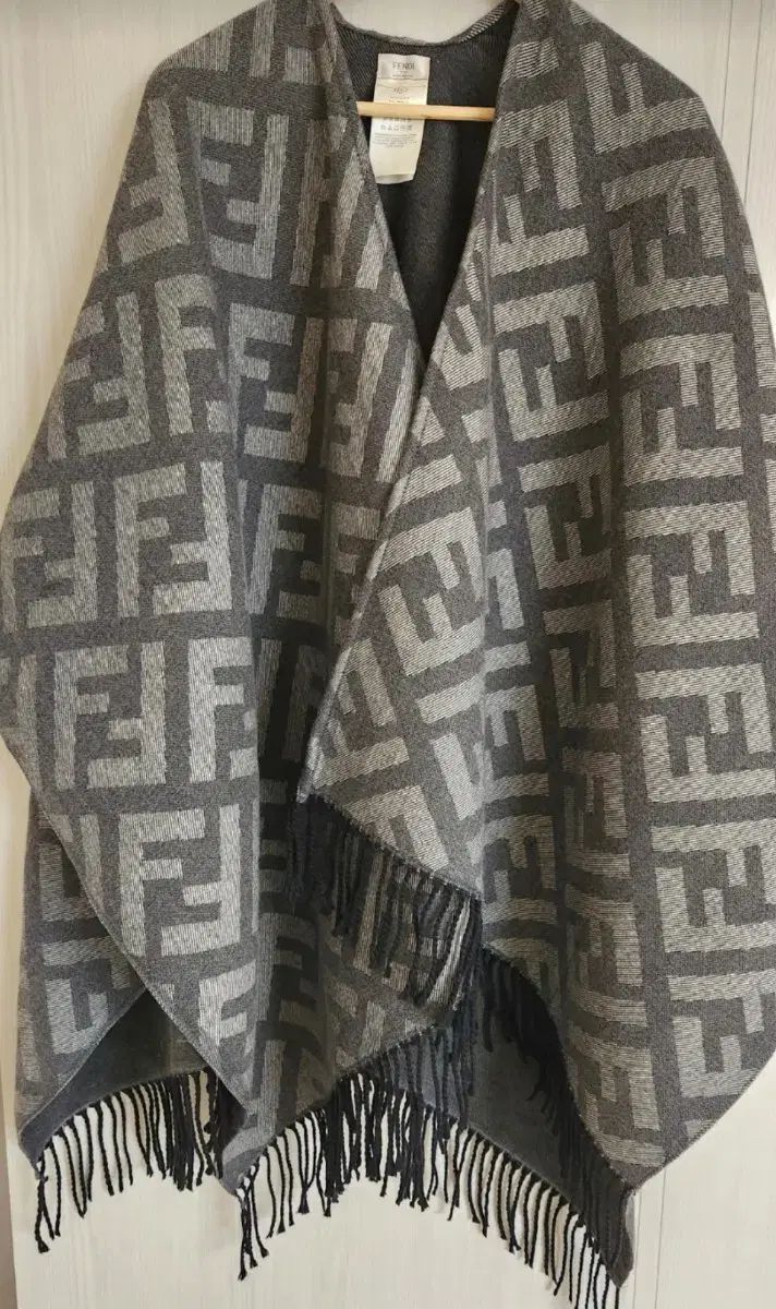 FENDI FF ロゴ ウール 版 ケープ
