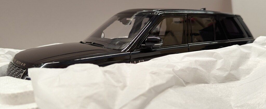 LCD MODEL 1|18 Land Rover Range SVAutobiography Dynamic ブラック