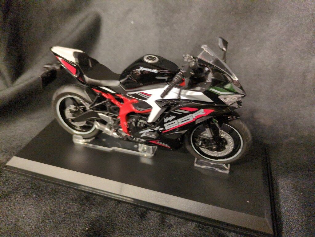 アオシマ 1/12完成品バイクシリーズ KAWASAKI Ninja ZX-25R メタリック