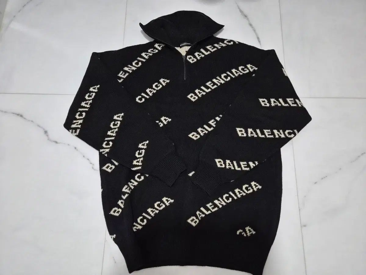 バレンシアガ ロゴ ハーフジップ ニット