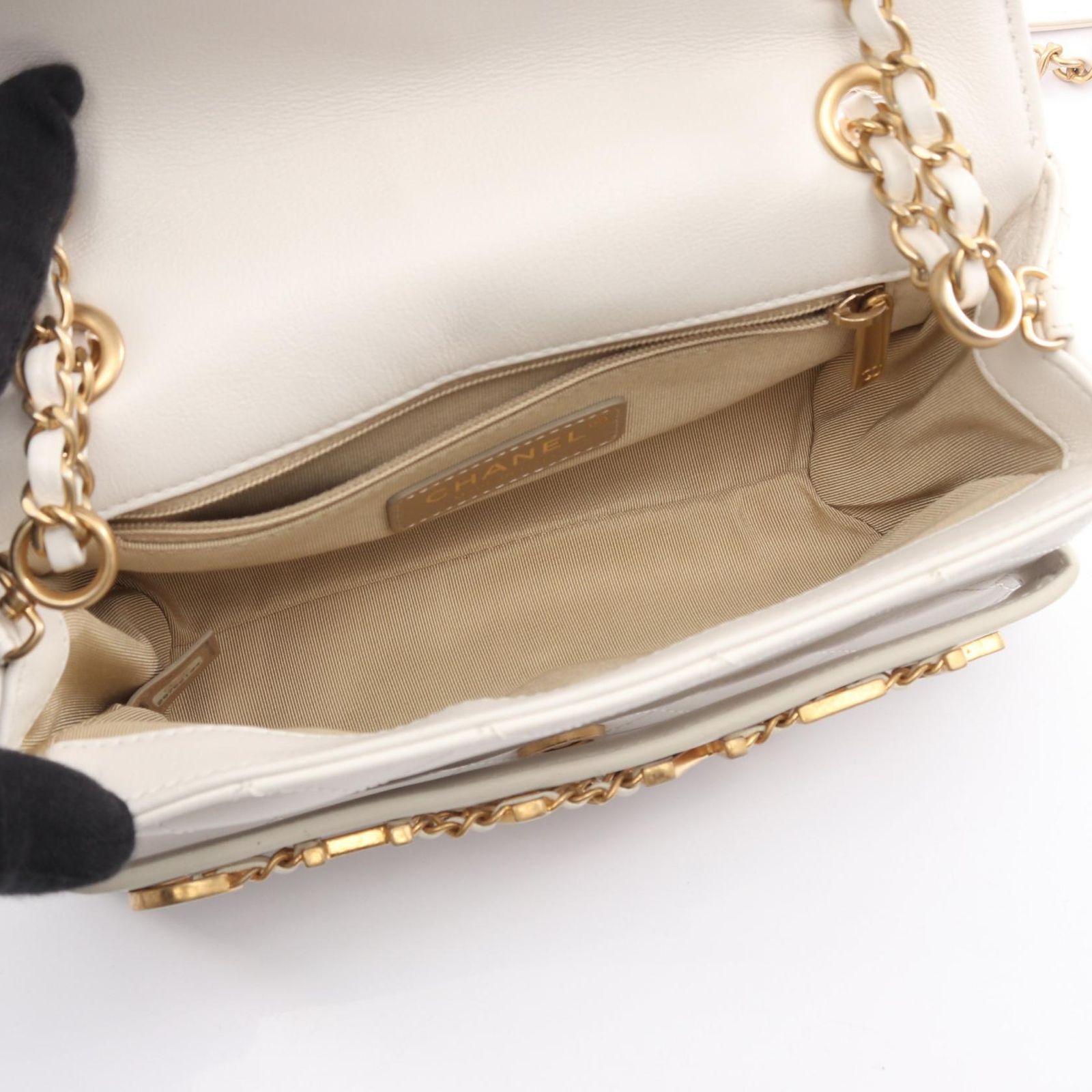 シャネル ホワイト レザー ショルダーバッグ シャネル シャネル19 ラウンド チェーンショルダーバッグ ホワイト レザー