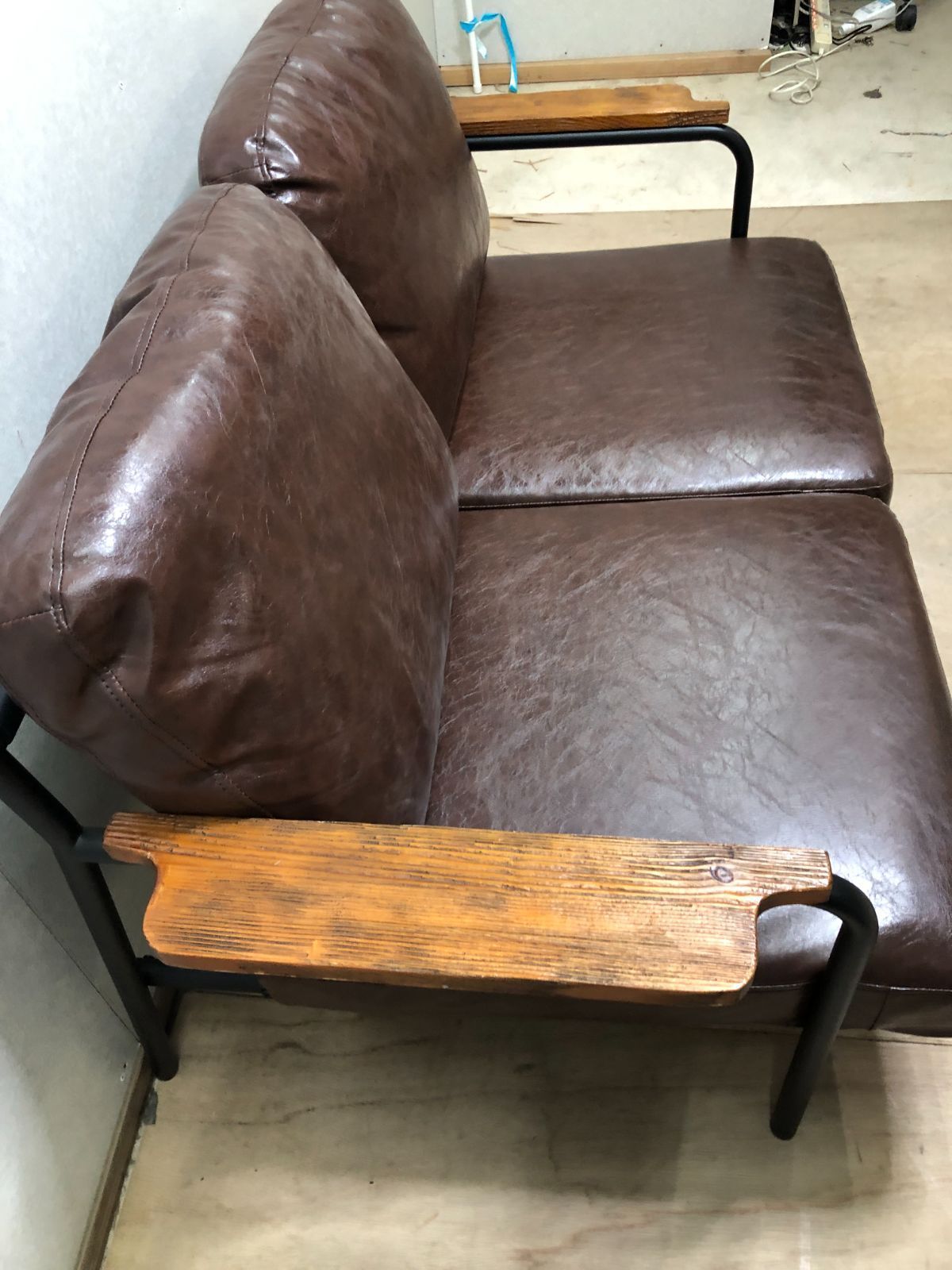 ソフトレザー 鉄脚 2人掛け ソファ 肘付き 75050-1-010 - メルカリ ソフトレザー 鉄脚 2人掛け ソファ 肘付き 75050-1-010 - メルカリ