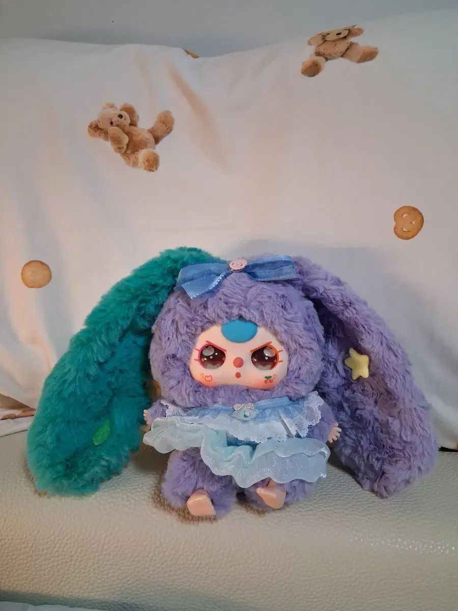 ベイビー・スリー半々うさぎかわいい目