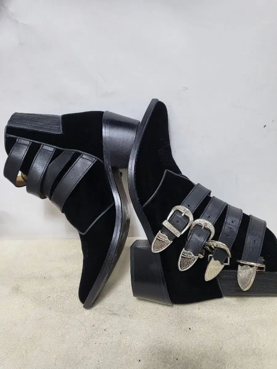 TOGAスウェードアンクルブーツ