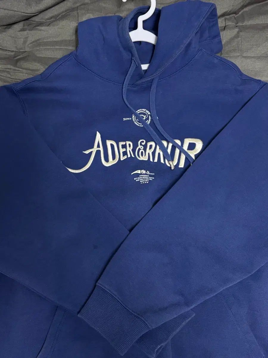 ADER ERROR アーダーエラー ベリフ ロゴ フーディ (ネイビー)