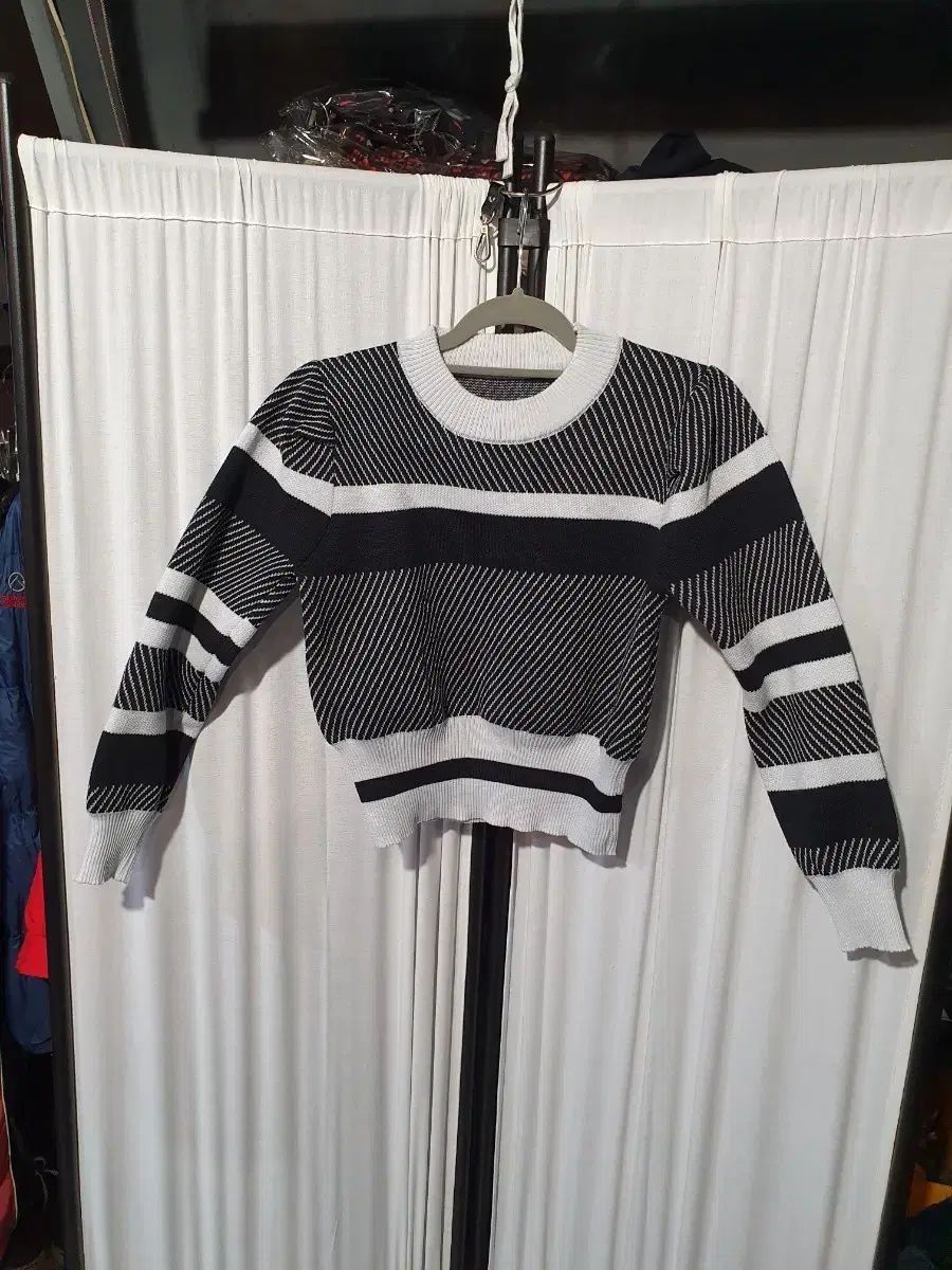 s ブラック/白 ストライプ クロップド ニット 2200322 - メルカリ