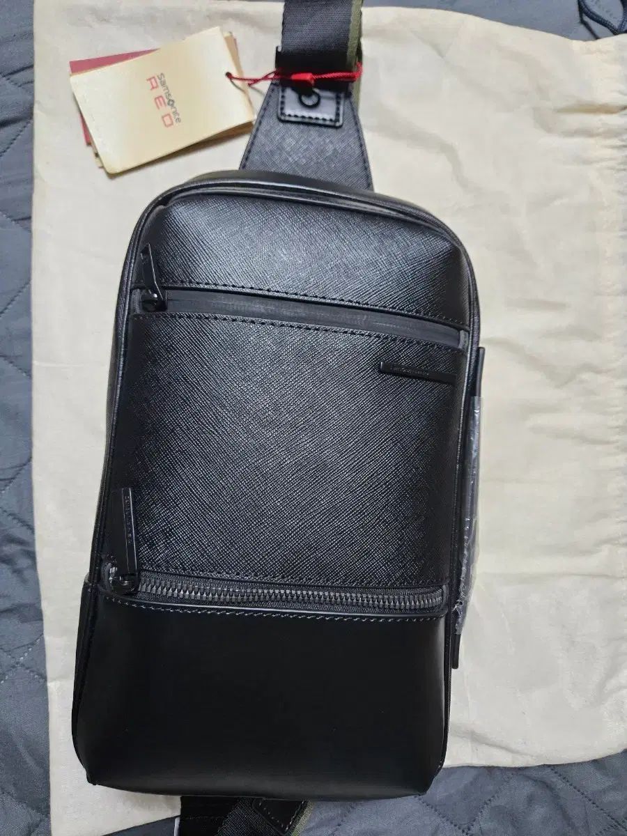 サムソナイトレッド スリングバック バッグ