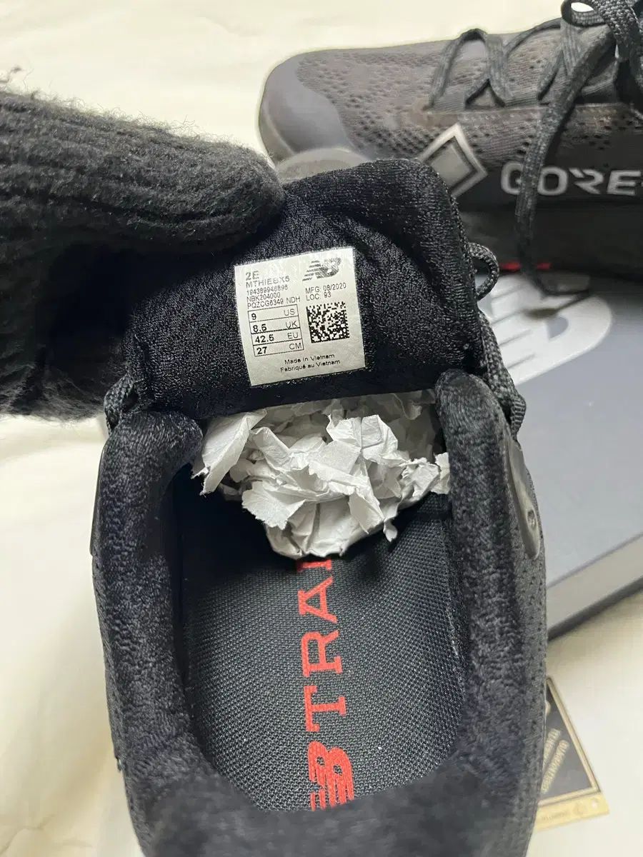 ニュー ンス フレッシュフォーム イエロ ゴアテックス ビブラム 270