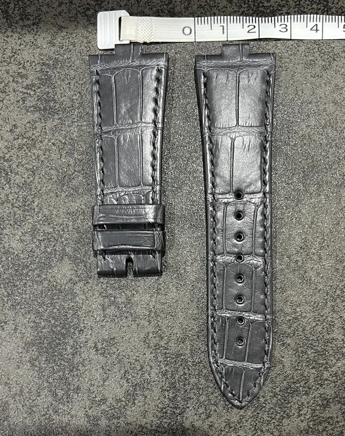 ヴァシュロンコンスタンタン オーヴァーシーズダークグレー 革ベルト