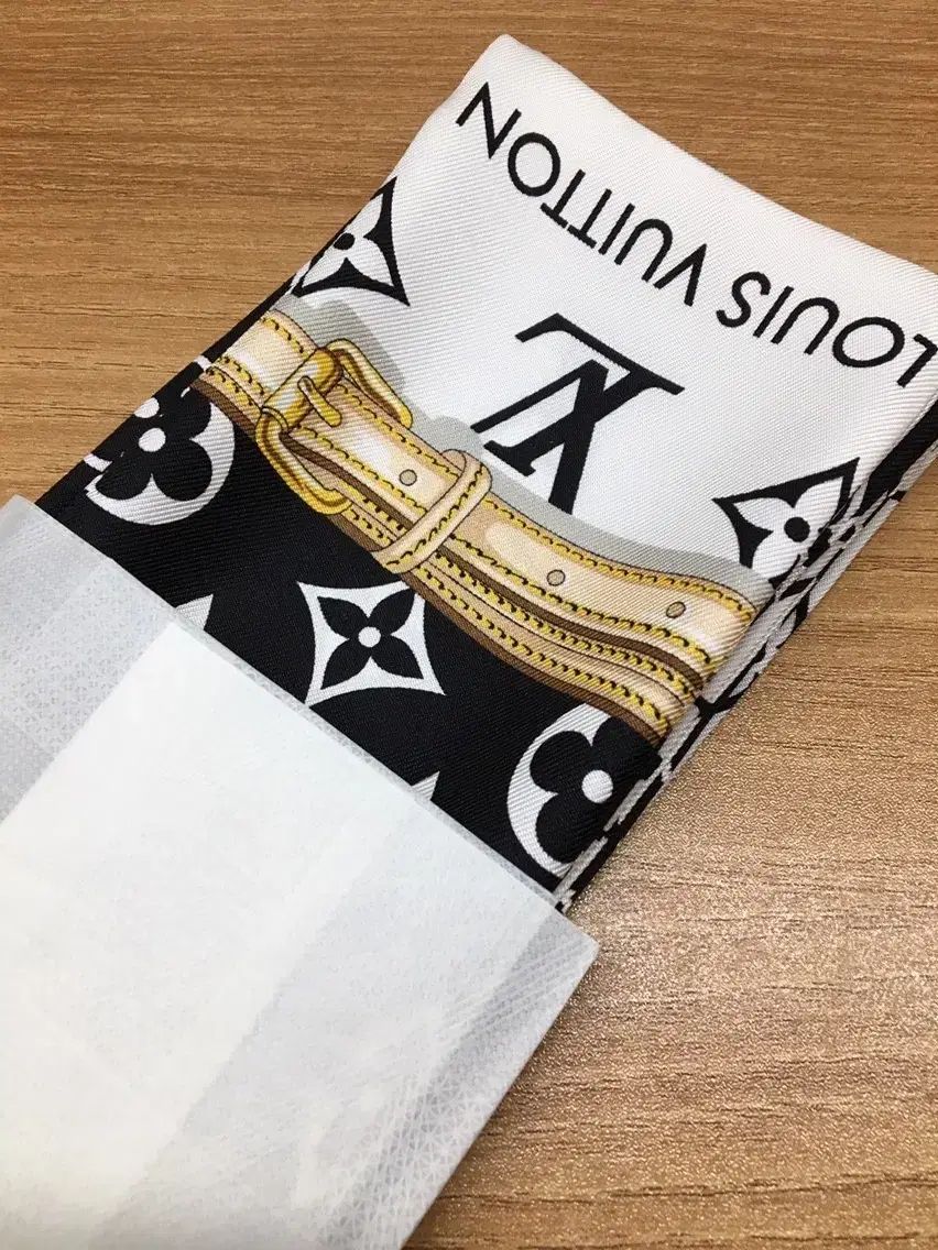 ルイヴィトン コンフィデンシャル バンド スカーフ