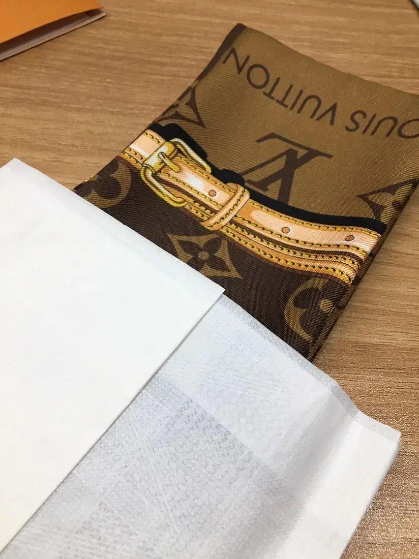 ルイヴィトン コンフィデンシャル スカーフ バンド ブラウン