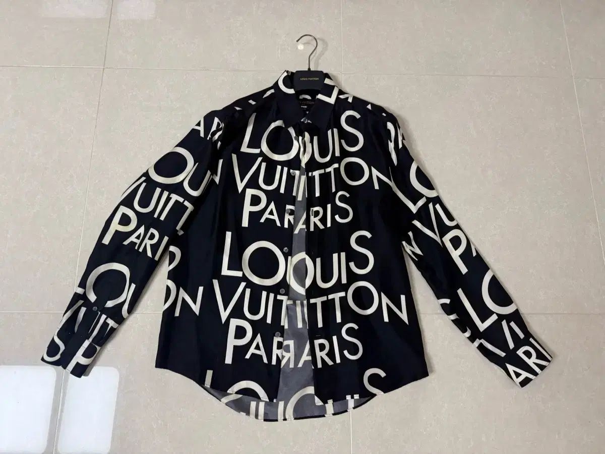 ルイヴィトン ブラック ロゴ プリント シャツ