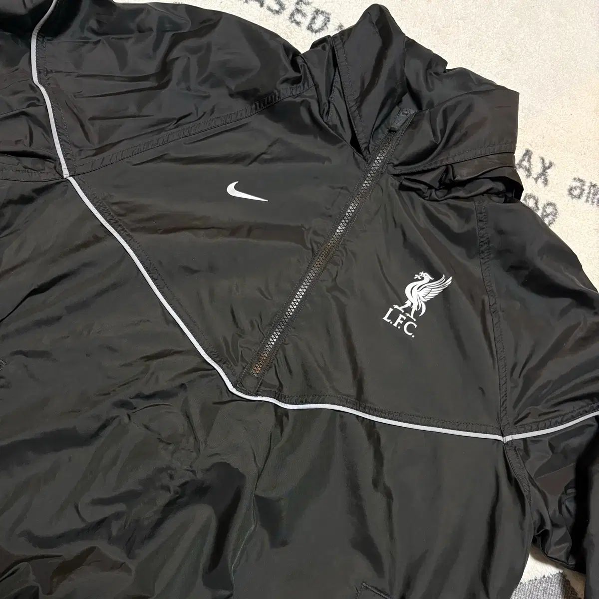 ナイキ Liverpool FC ウィンドランナー アノラック ジャケット (FZ8680