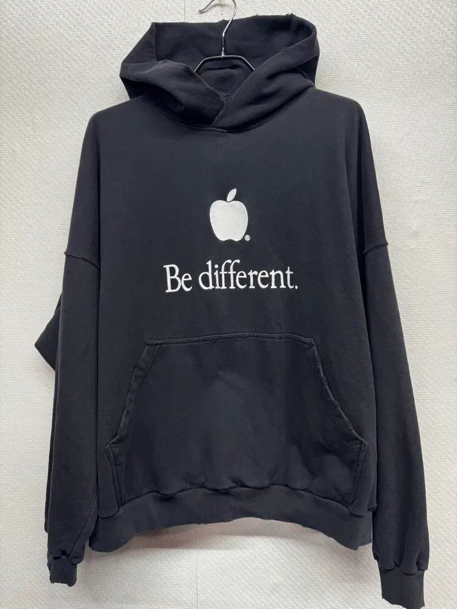 バレンシアガ Apple Music アップルミュージック Be different WHO Tシャツ
