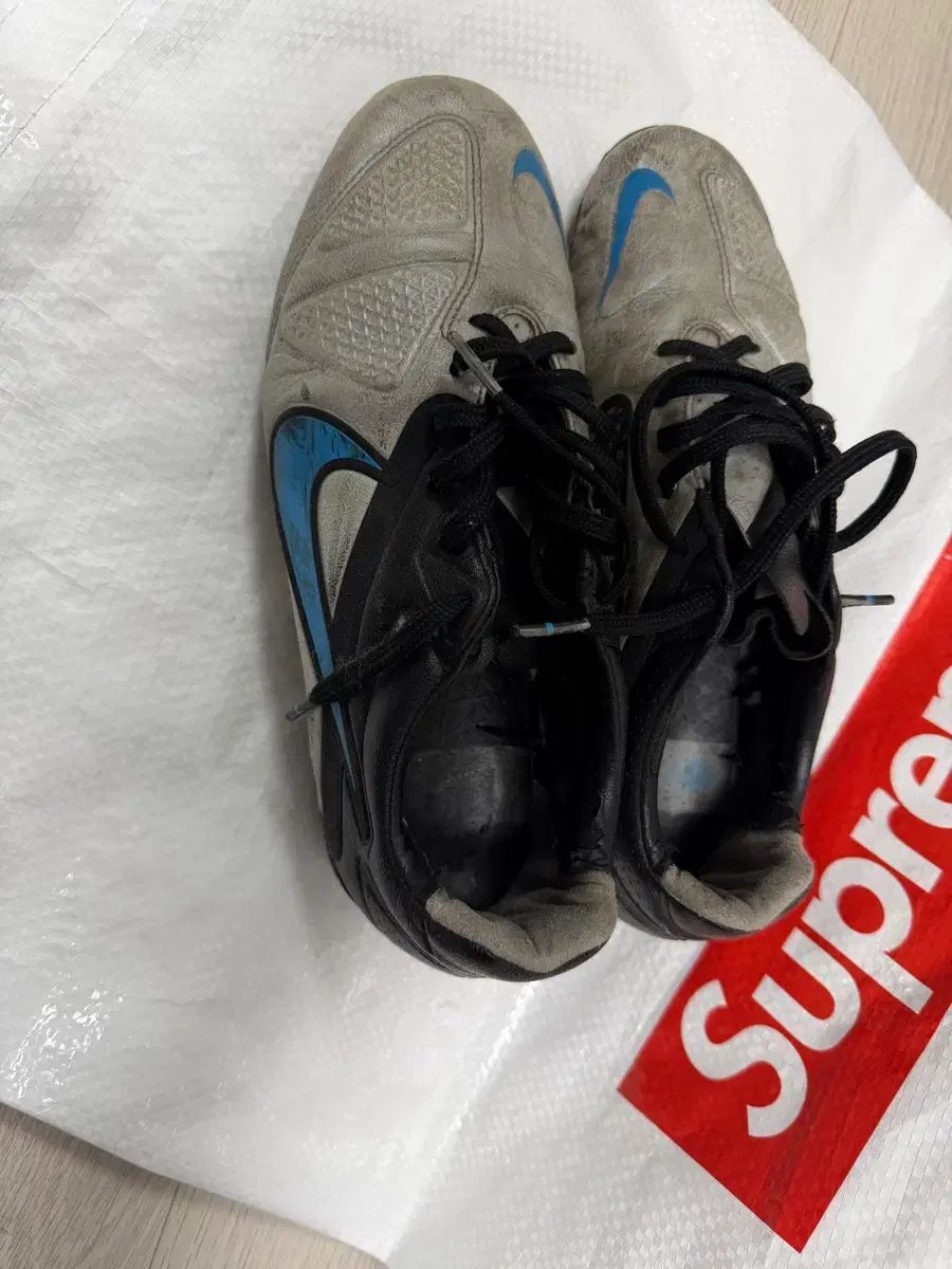 ナイキ 麻 トリ サッカーシューズ