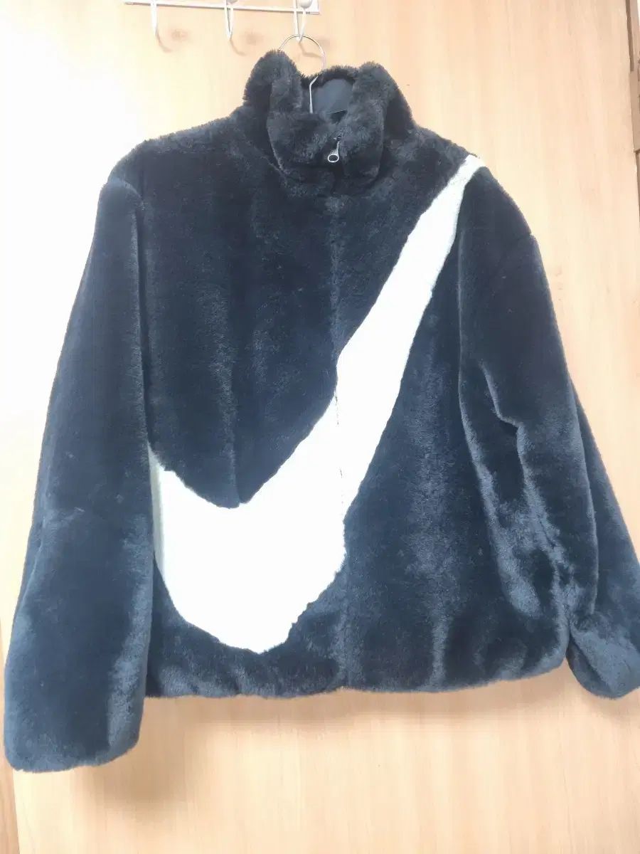 ナイキ ブラック ファー ジャケット