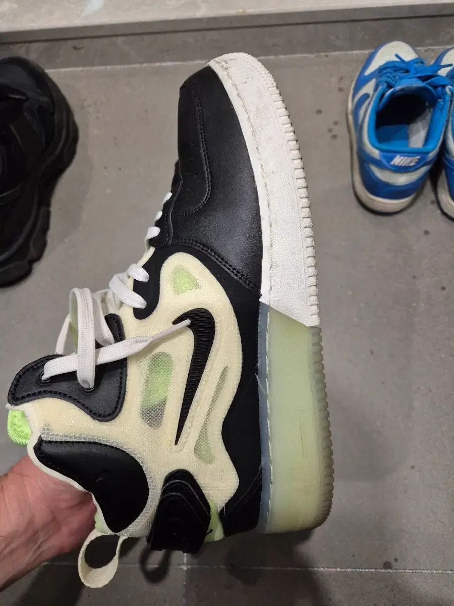 ナイキ エアフォース リアクト ミッド 275