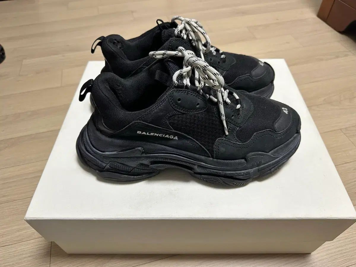 バレンシアガ トリプルS ダーティーブラック スニーカー 42