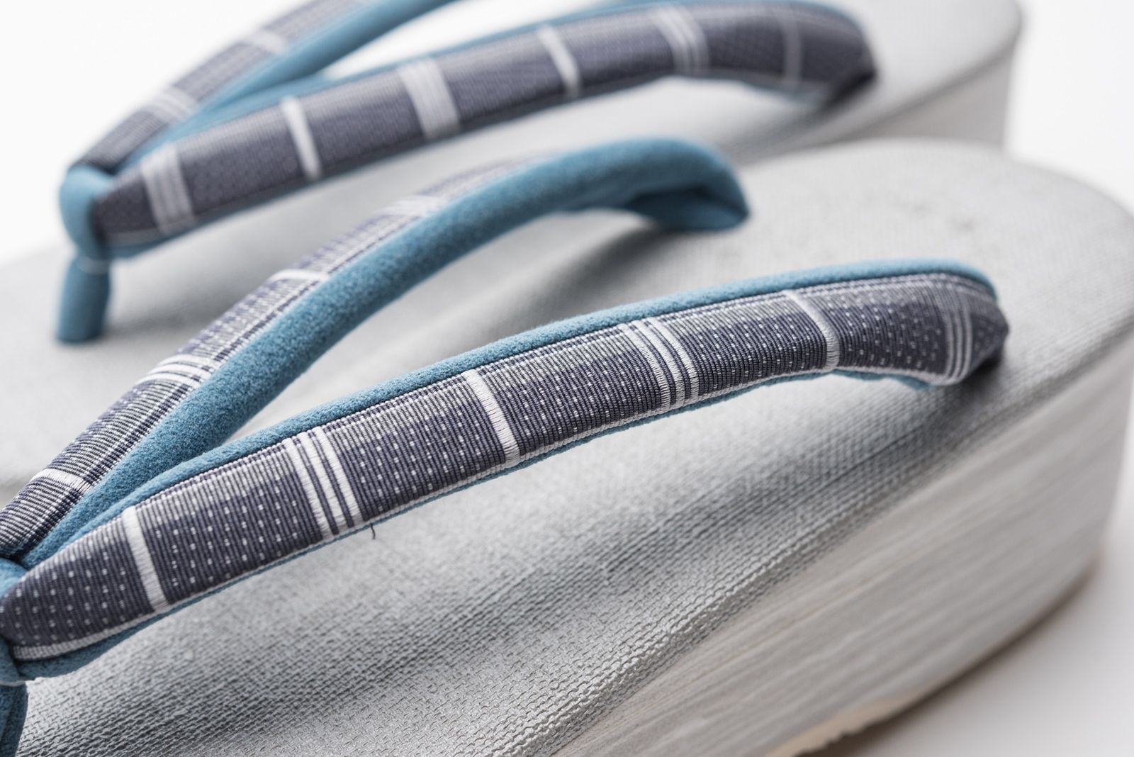 グレー×ドット格子