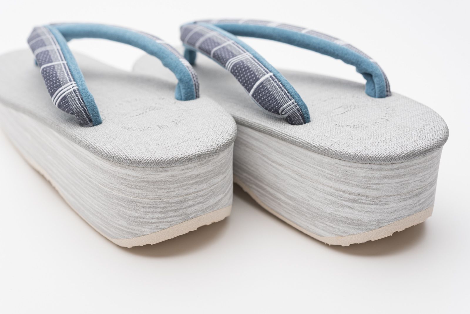 グレー×ドット格子