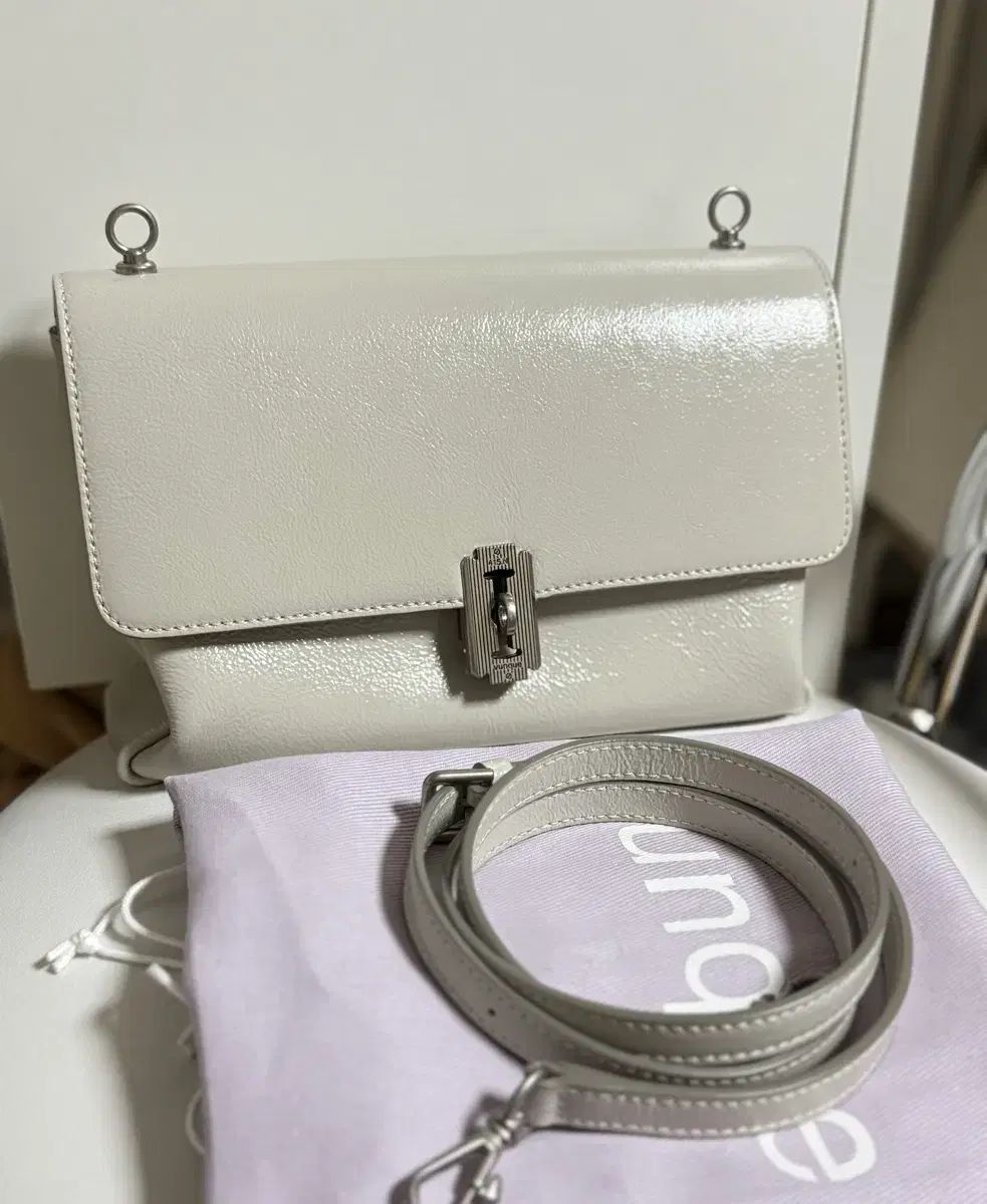 vunque バゲット ショルダースモールバッグ Light Beige