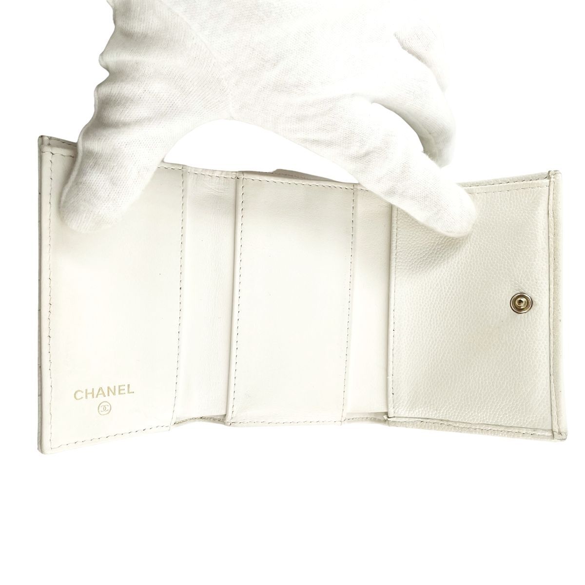 【中古】 CHANEL シャネル クラシックスモールフラップウォレット キャビアスキン AP0230 白 ホワイト ココマーク ゴールド金具 三つ折り財布 コンパクト 25036216 MK 中古】 CHANEL シャネル クラシックスモールフラップウォレット