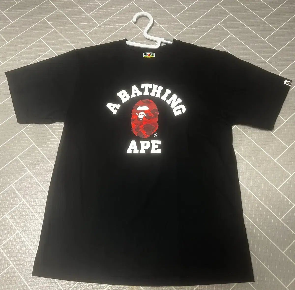 セール A BATHING APE COLOR カモフラ カレッジ Tシャツ ブラック