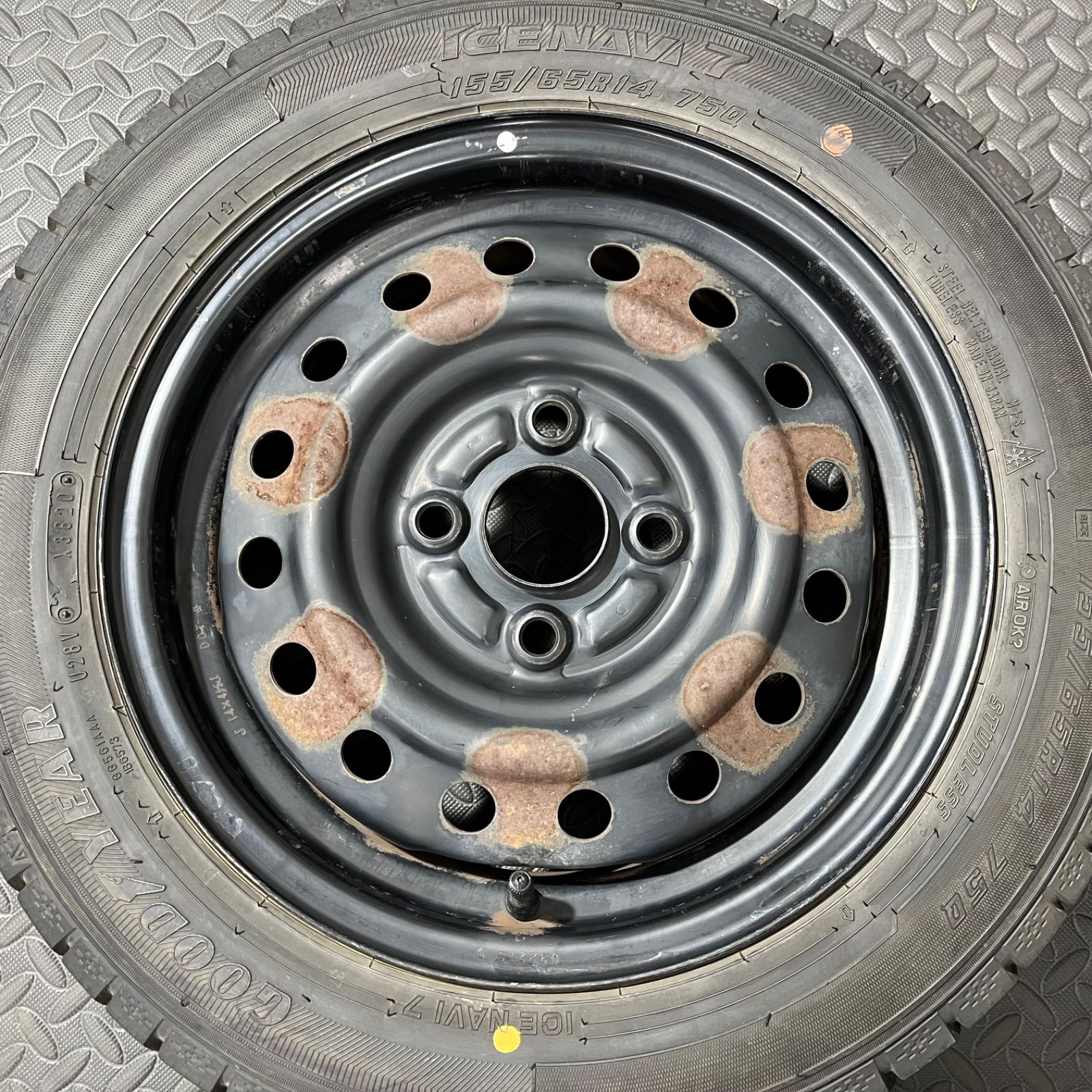 20年製 155 65 R 14 グッドイヤー アイスナビ7 スズキ アルト ワゴンR スペーシア スタッドレスタイヤ 1304