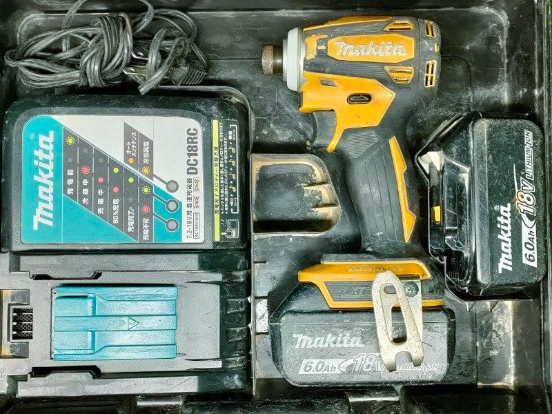 マキタMakita イエロー 18 V 6 Ahバッテリ 充電器 ケース付 内部オーバーホール済み 充電17回と23回