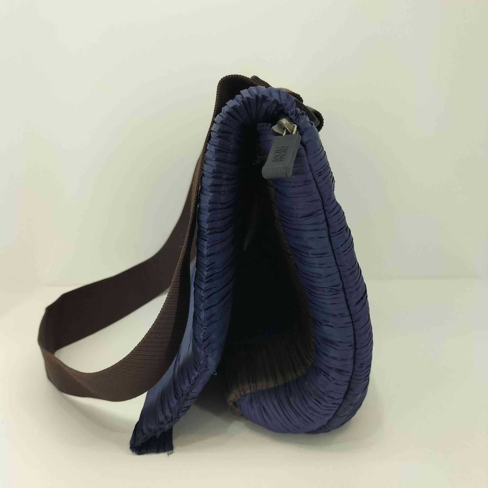 PLEATS PLEASE ISSEY MIYAKE(プリーツプリーズイッセイミヤケ) 2010AW プリーツ メッセンジャー ショルダーバッグ レディース 表記無 【中古】【ブランド古着バズストア】 プリーツプリーズイッセイミヤケ PLEATS PLEASE ISSEY MIYAKE 2010AW