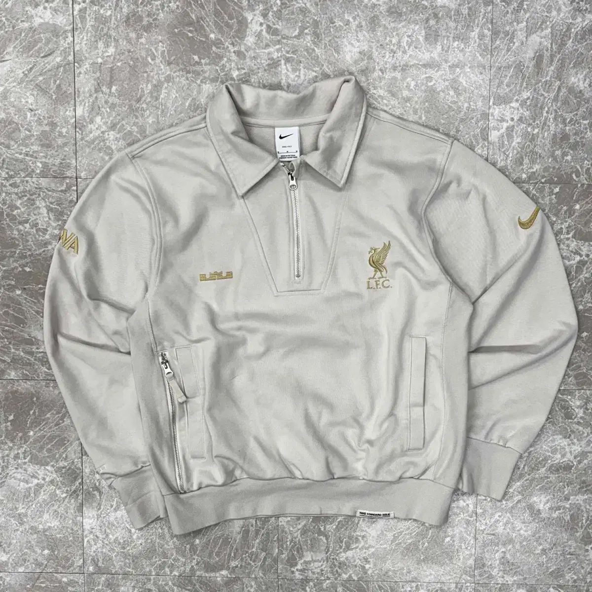 ナイキ 新モデル レブロン X リヴァプール ユナフォーム ハーフジップアップ スウェットシャツ (M)