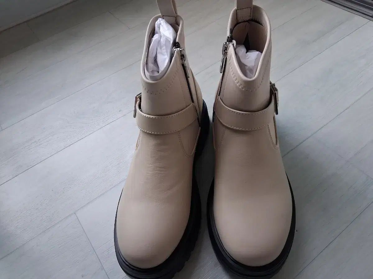 ジニーキム コラ バックル アンクル ブーツ 235