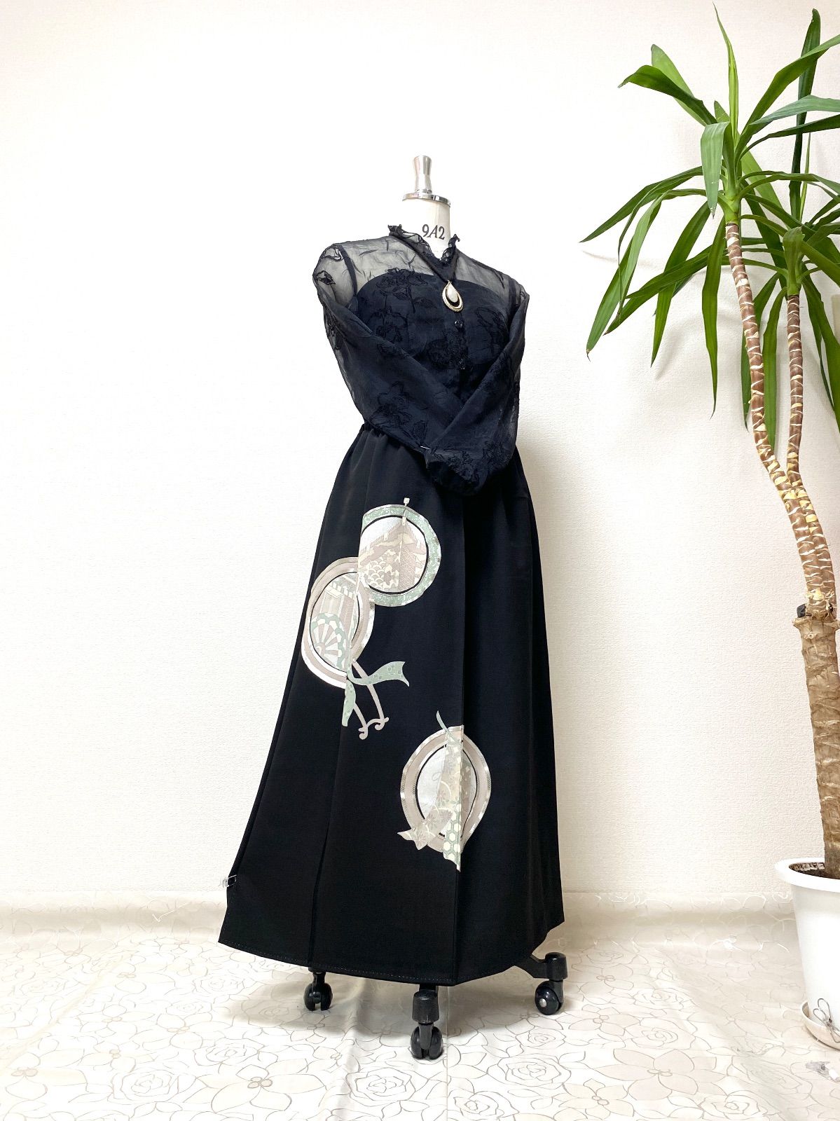 大人 セレブ着物スカートフリーサイズ1点物黒留袖着物リメイクウエストゴムロングスカートフリーサイズ みハンドメイドNO 6013