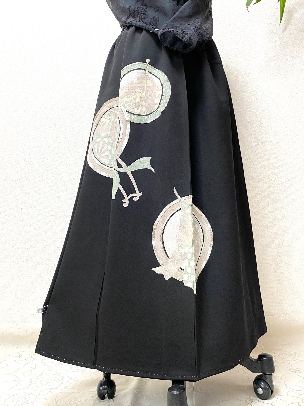 大人 セレブ着物スカートフリーサイズ1点物黒留袖着物リメイクウエストゴムロングスカートフリーサイズ みハンドメイドNO.6013