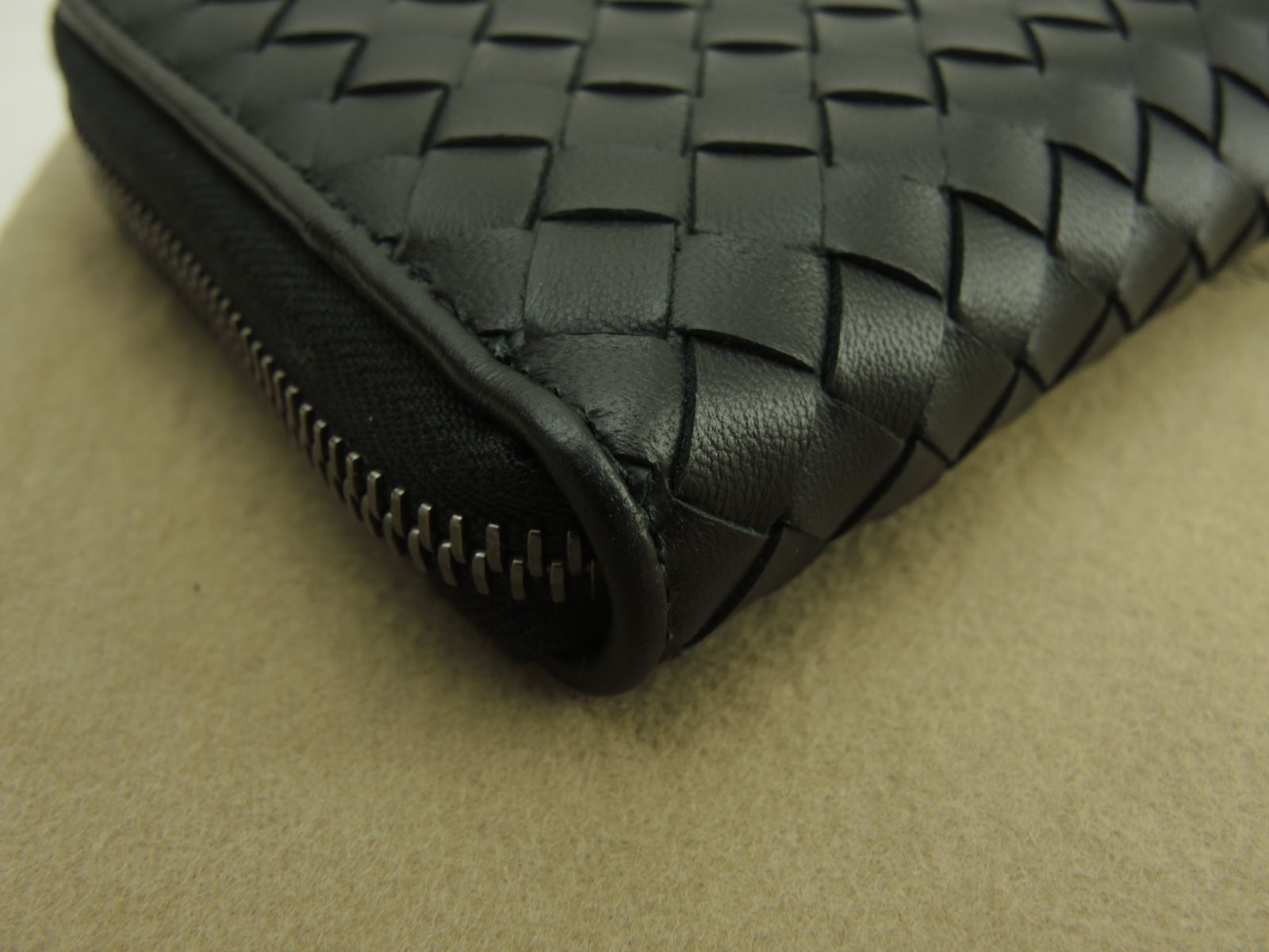 ボッテガヴェネタ ロングウォレット イントレチャート レザー黒 ジップ長財布