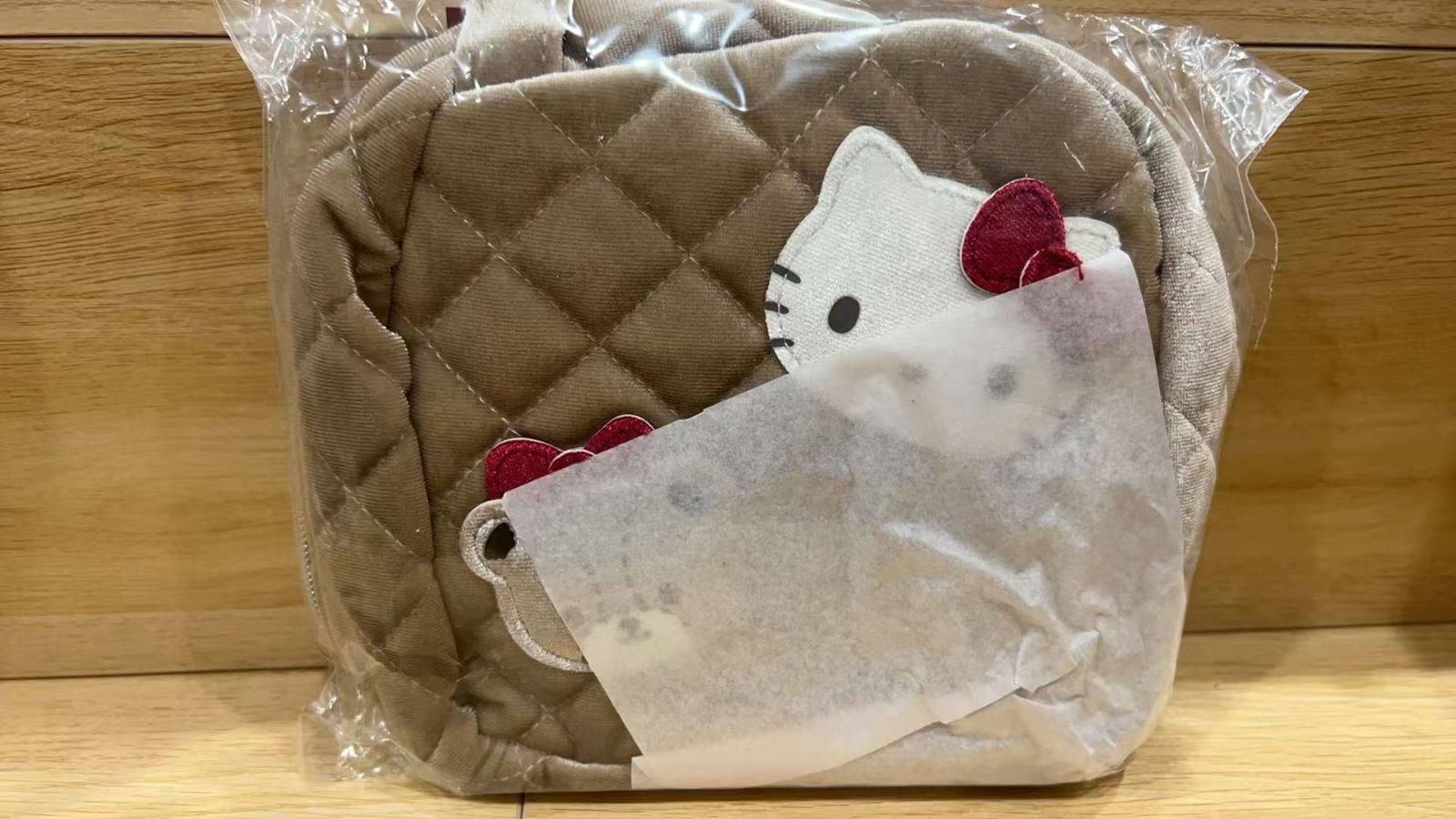 HELLO KITTY × BRILMY コスメポーチ ベージュ② - メルカリ