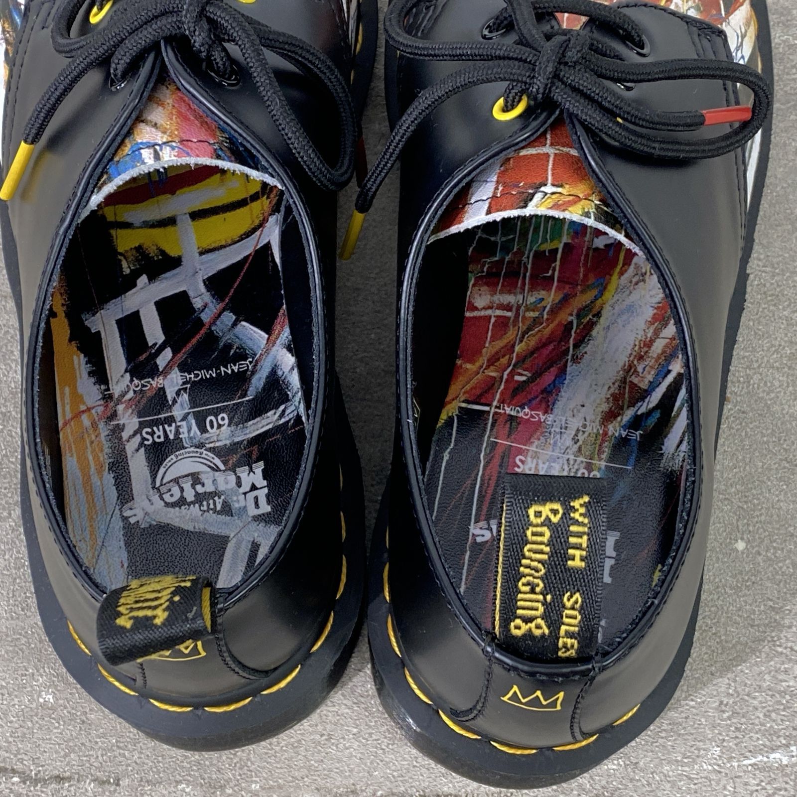 美品 Dr.Martens ドクターマーチン ×BASQUIAT バスキア 3ホール レザー シューズ UK6 ブラック×マルチカラー 箱 タグ有 1461 26320001 25l菊TK