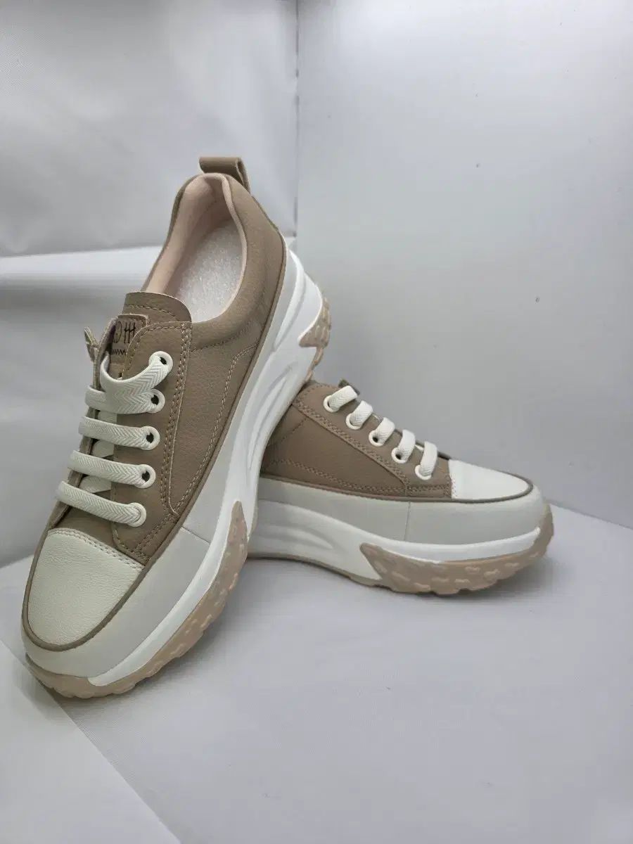 ベージュ フラットフォーム スニーカー