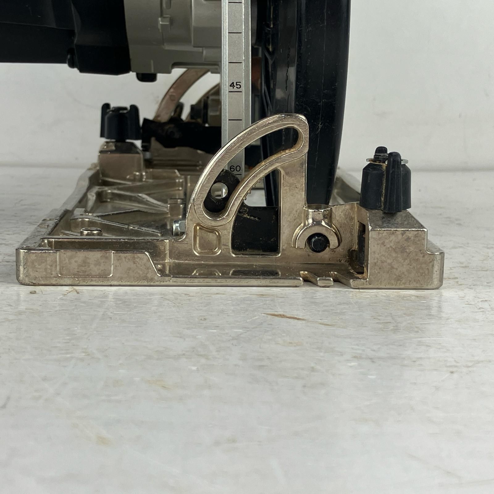  ЗЗMAKITA マキタ 165 mm 100 v 丸のこ 本体のみ HS 6303 ブラック マルノコ 切断工具 切断機